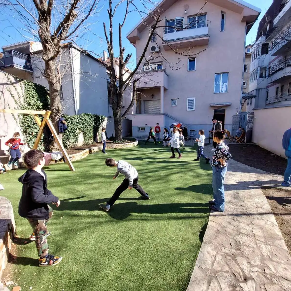 Deca na dvorištu škole uživaju u slobodnim aktivnostima