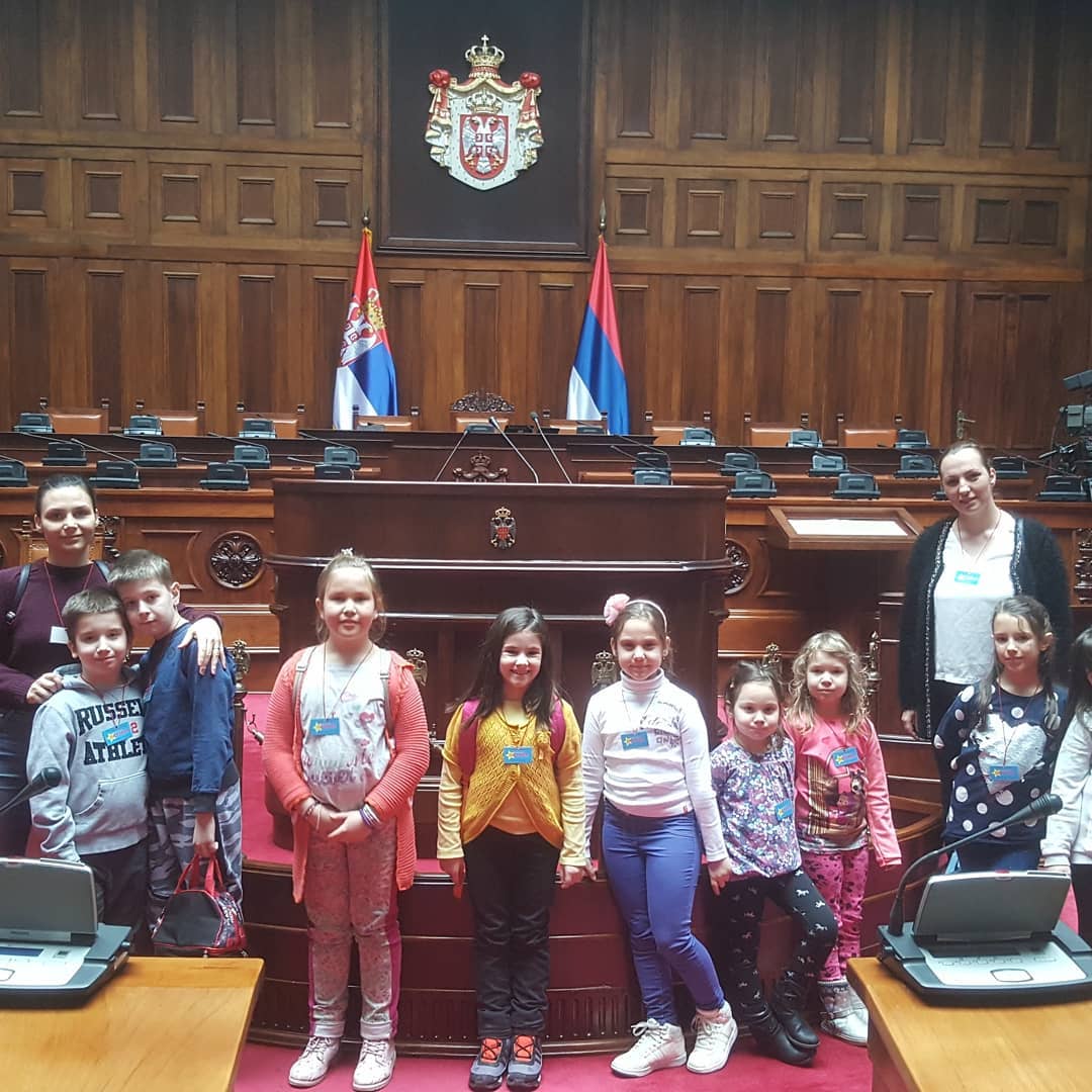 Deca sa učiteljima u poseti Skupštini Republike Srbije