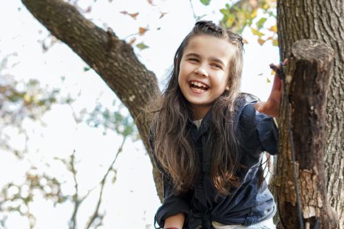 Nasmejana devojčica na drvetu